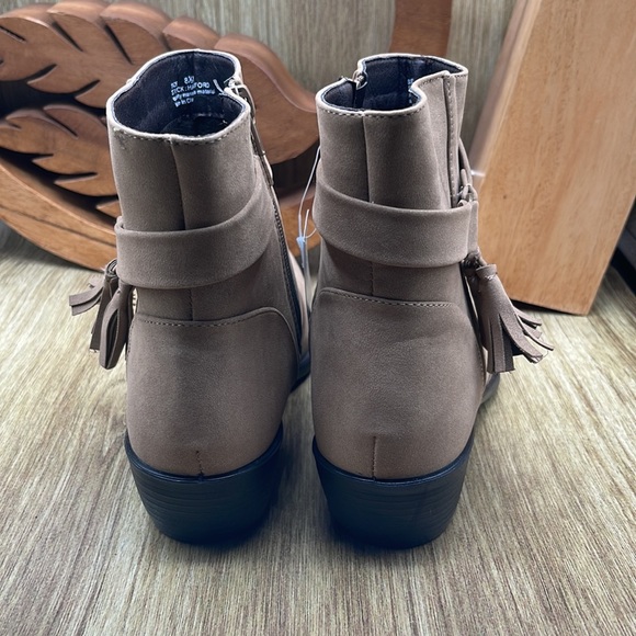 🆕 AEROCUSHION Hartford Faux Leather Booties with Tassel - 8.5 (US) NWT - Picture 3 of 7